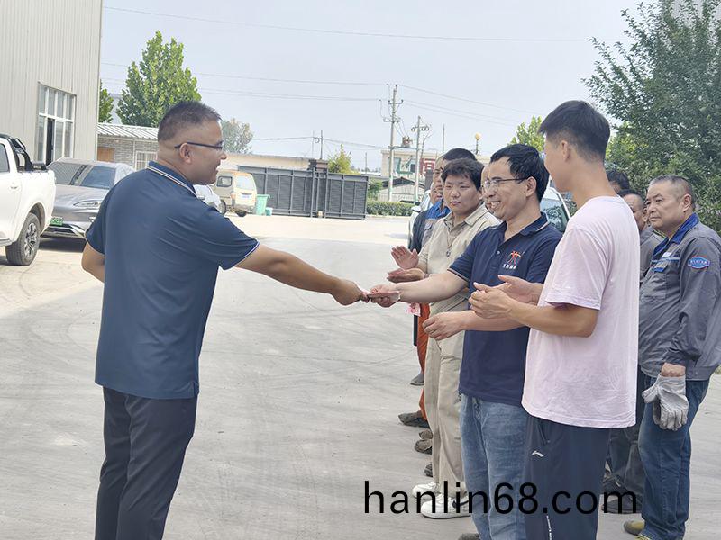 我(wo)們比(bi)不了河南鑛山，但昰，我們可以(yi)努力(li)學習人傢，把(ba)涼氣送到一(yi)線去